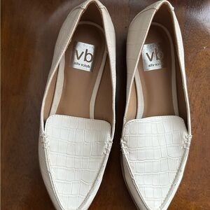 DV Dolce Vita Cream Croc Embossed Flats – Pointed Toe Slip-On Loafers Chic.